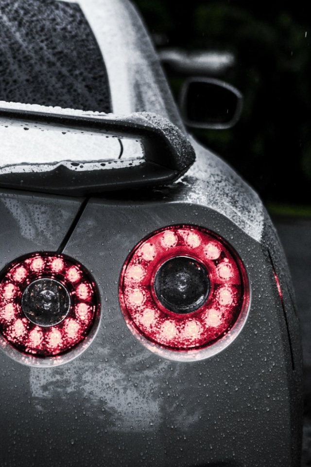 Задние огни автомобиля Nissan GT-R