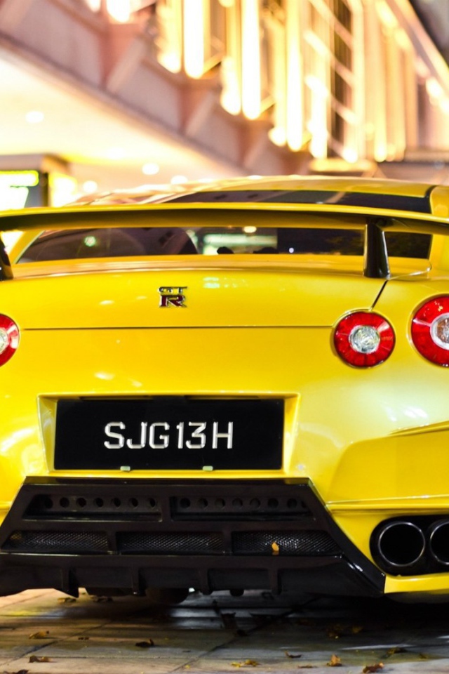 Вид сзади на желтый Nissan GT-R