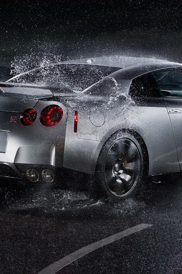 Серебристый Nissan GT-R под дождем