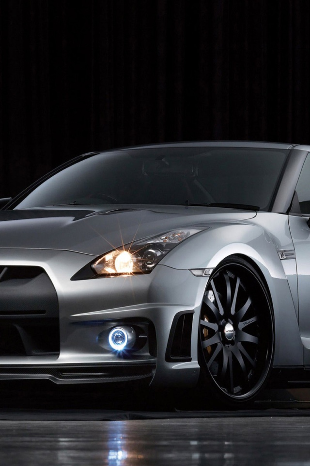 Серебристый автомобиль Nissan GT-R R35