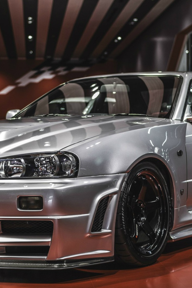 Серебристый автомобиль Nissan Skyline GT-R Nismo