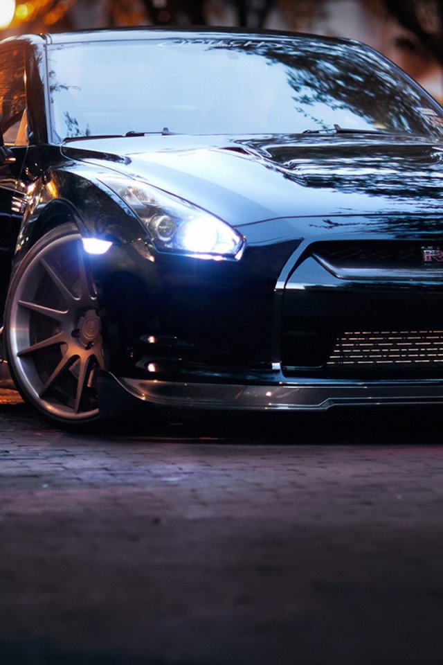 Стильный черный Nissan GT-R