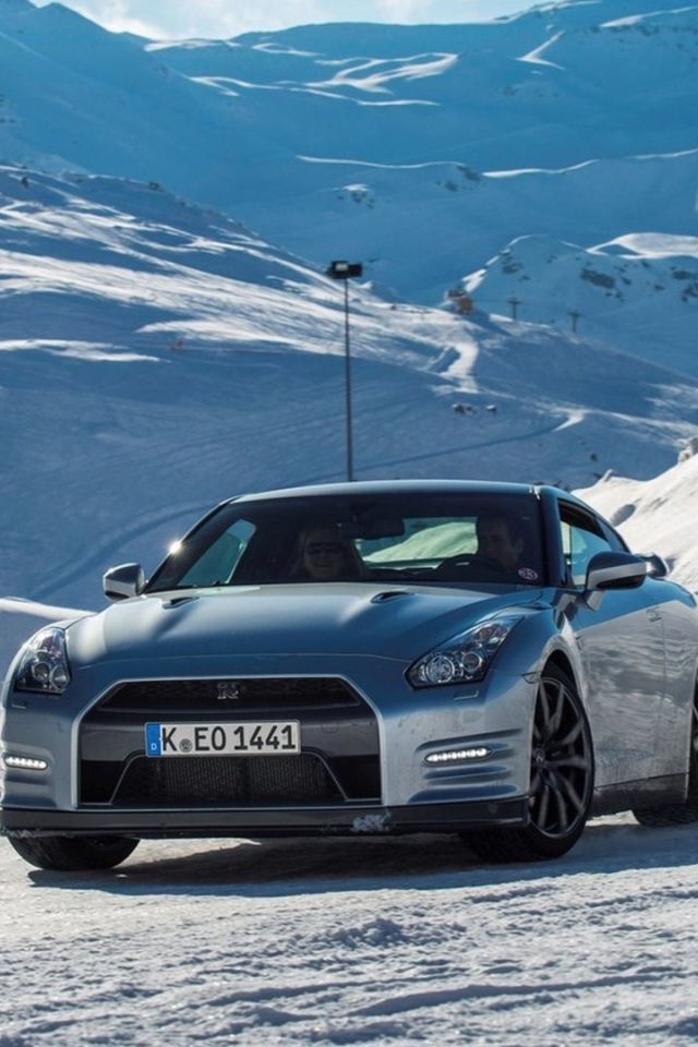 Испытание автомобиля Nissan в горах