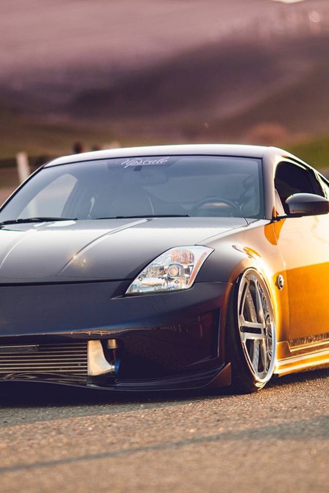 Тюнингованный Nissan 350Z на дороге