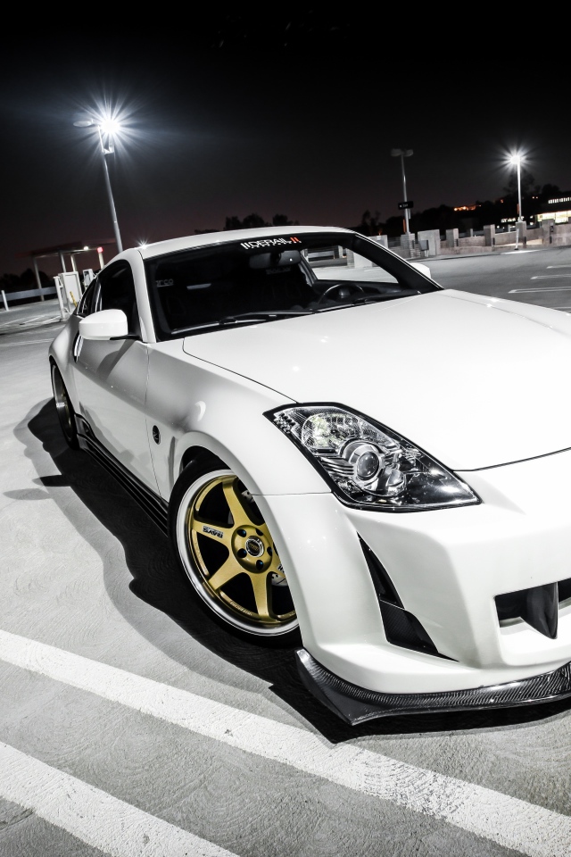 Белый ниссан 350 z