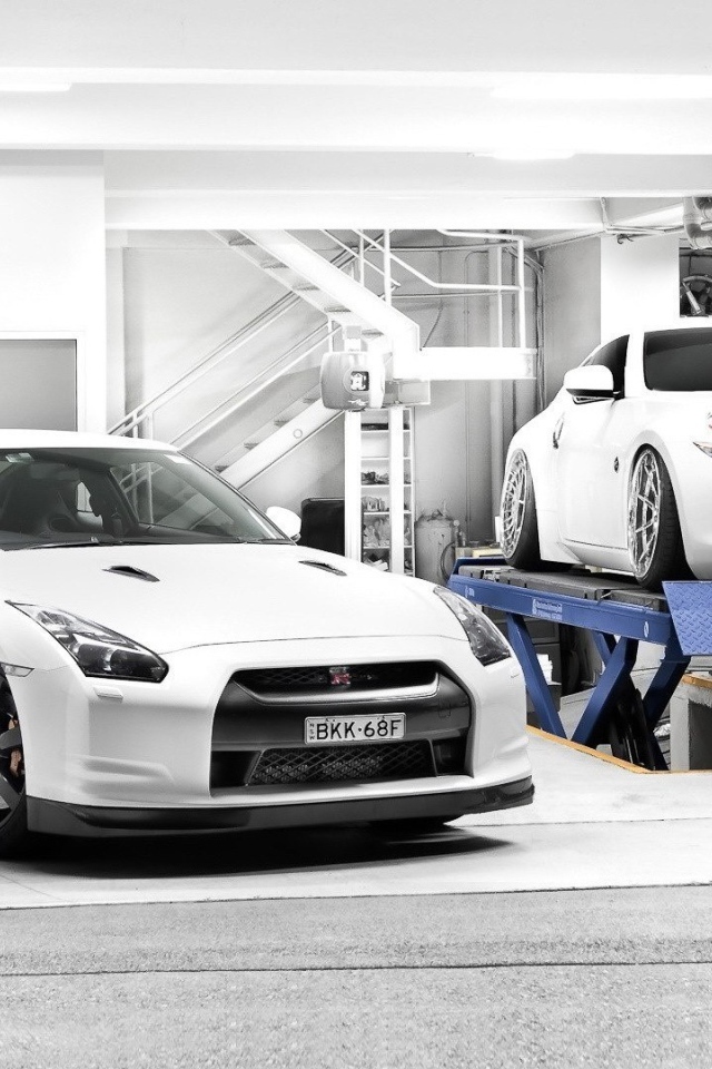 Белые Nissan 370Z в автосервисе