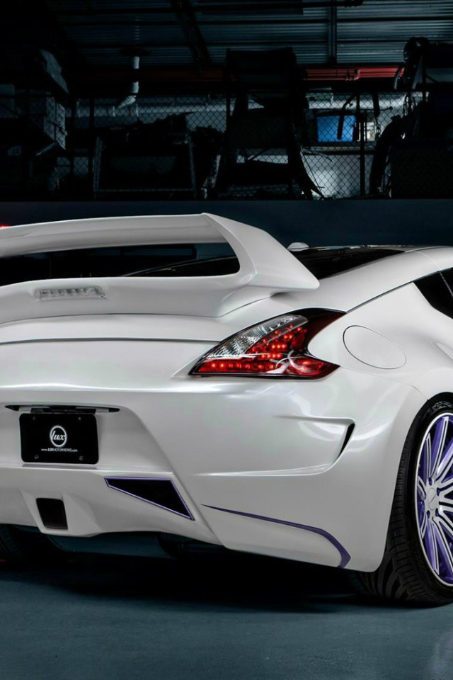 Спортивный белый Nissan 370Z