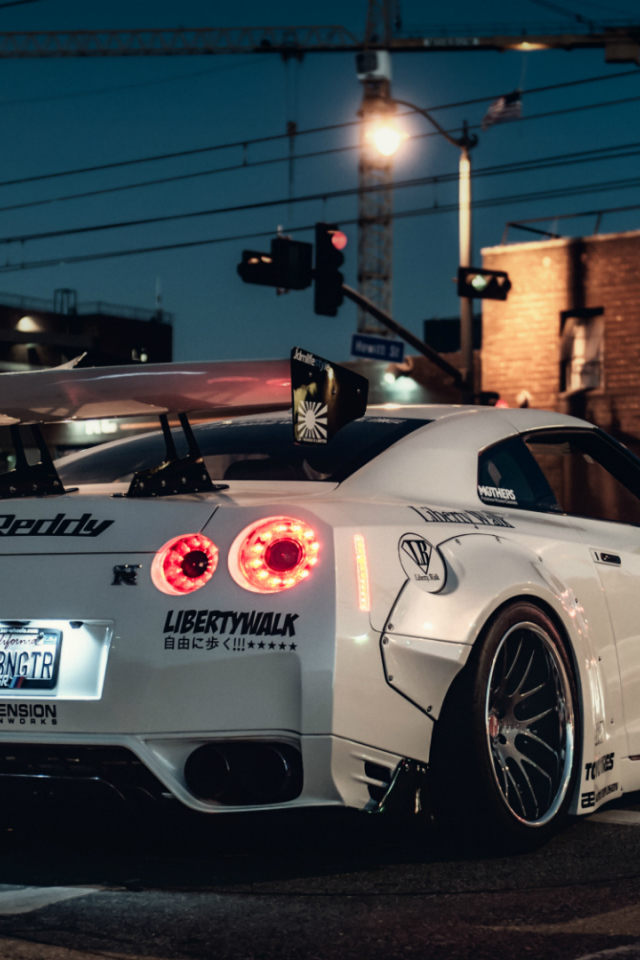 Белый Nissan GT-R