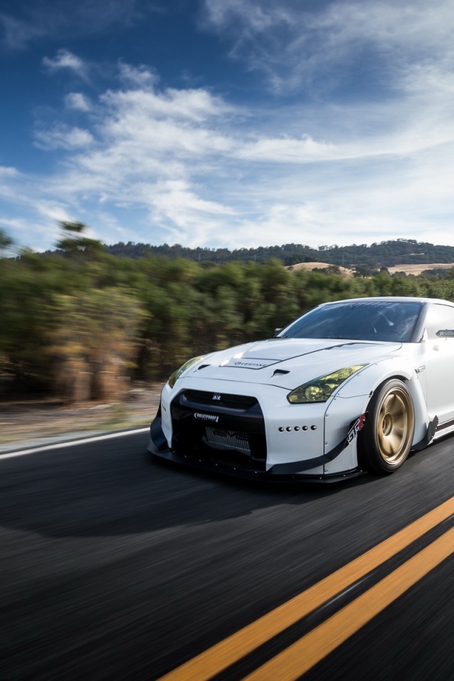 Белый Nissan GT-R летит по трассе