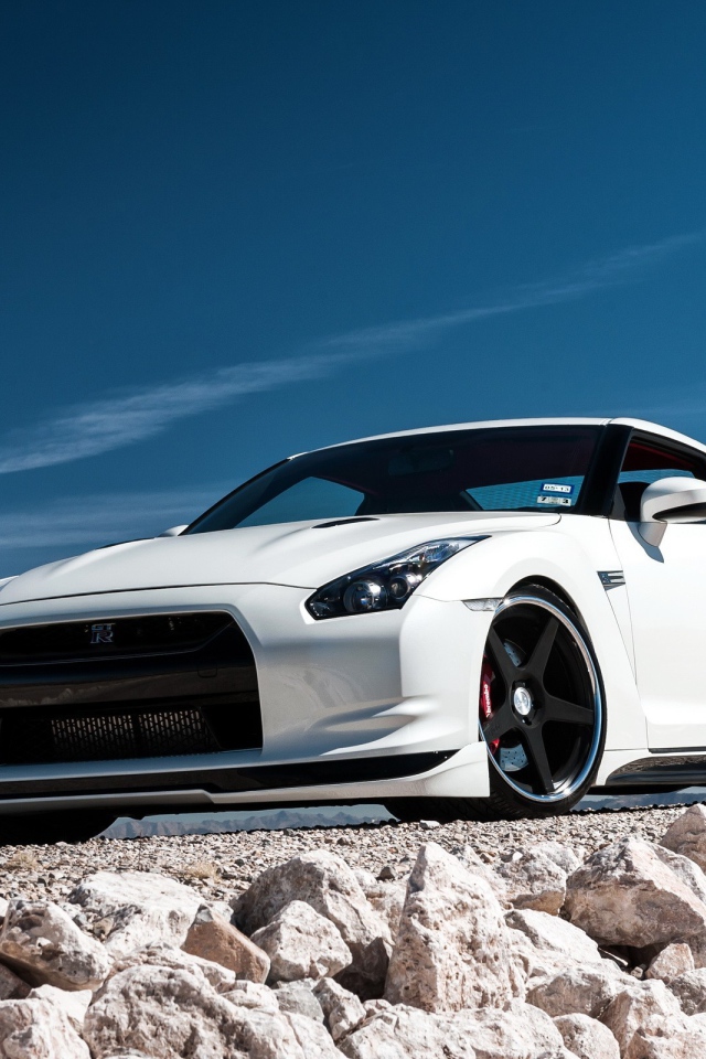 Белый Nissan GT-R на белых камнях