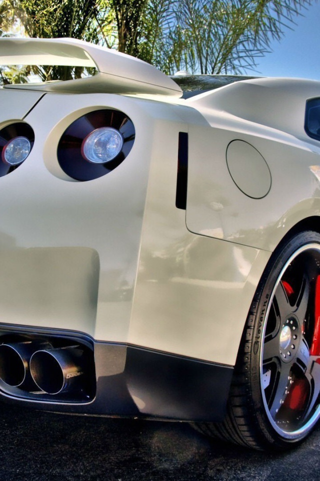Белый Nissan GT-R со спойлером