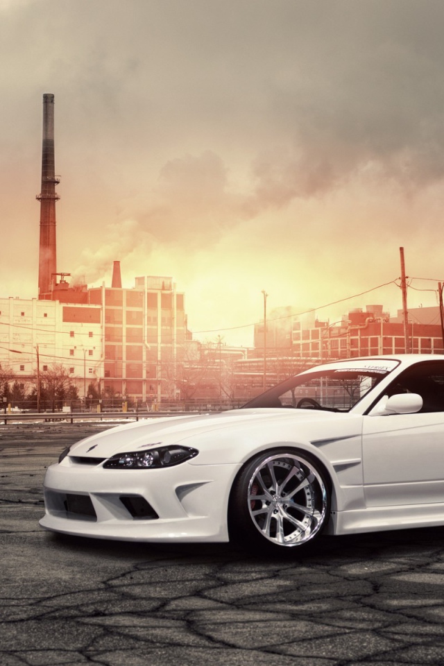 Белый Nissan Silvia S15 на фоне завода