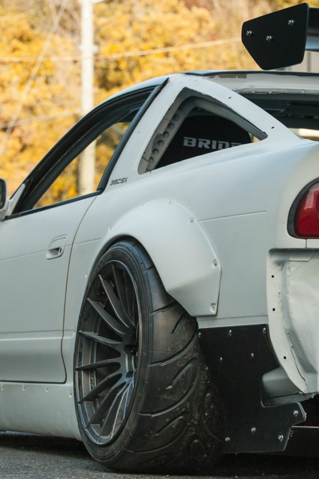 Белый спортивный Nissan 380SX