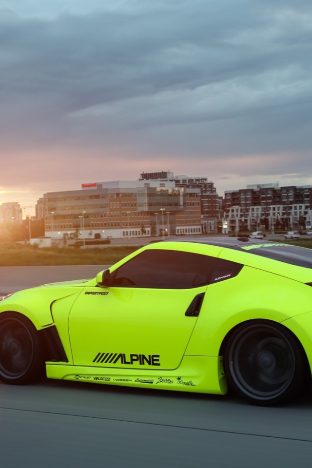 Желтый Nissan 370Z на дороге