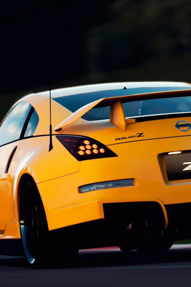 Желтый автомобиль Nissan 350Z