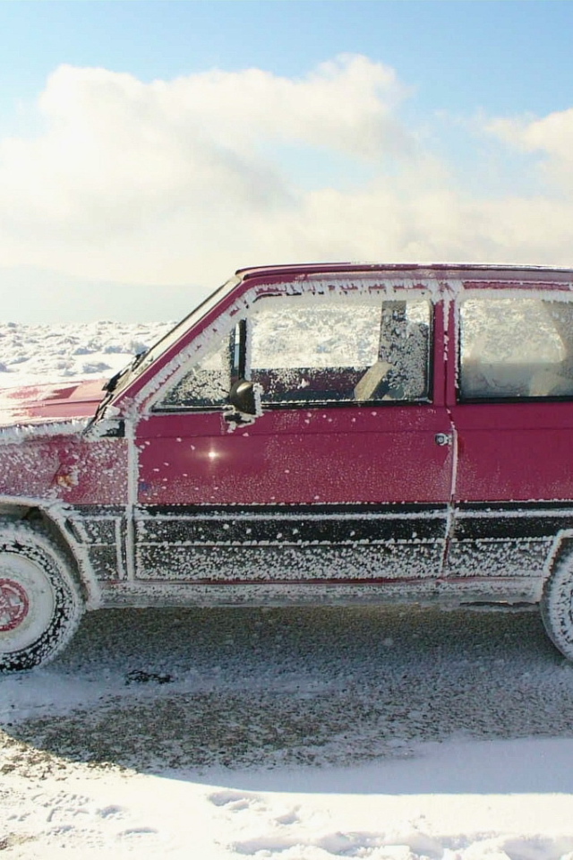 Розовый автомобиль в инее