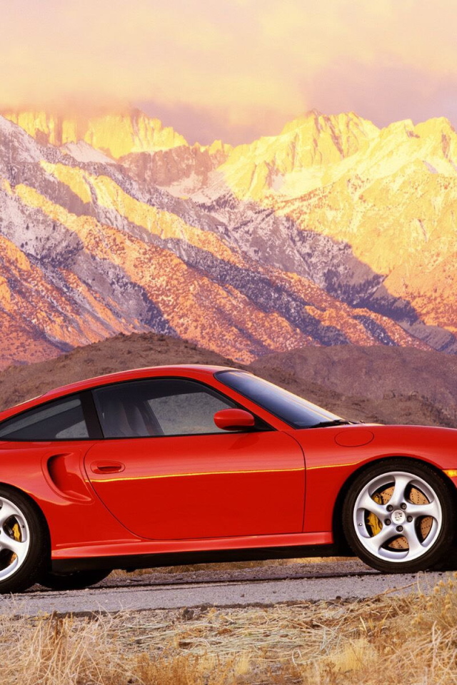 Красный автомобиль на фоне гор