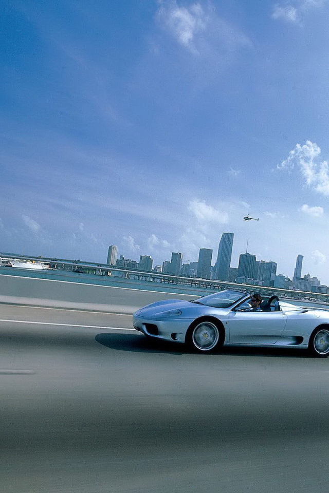 Белый кабриолет мчится по дороге