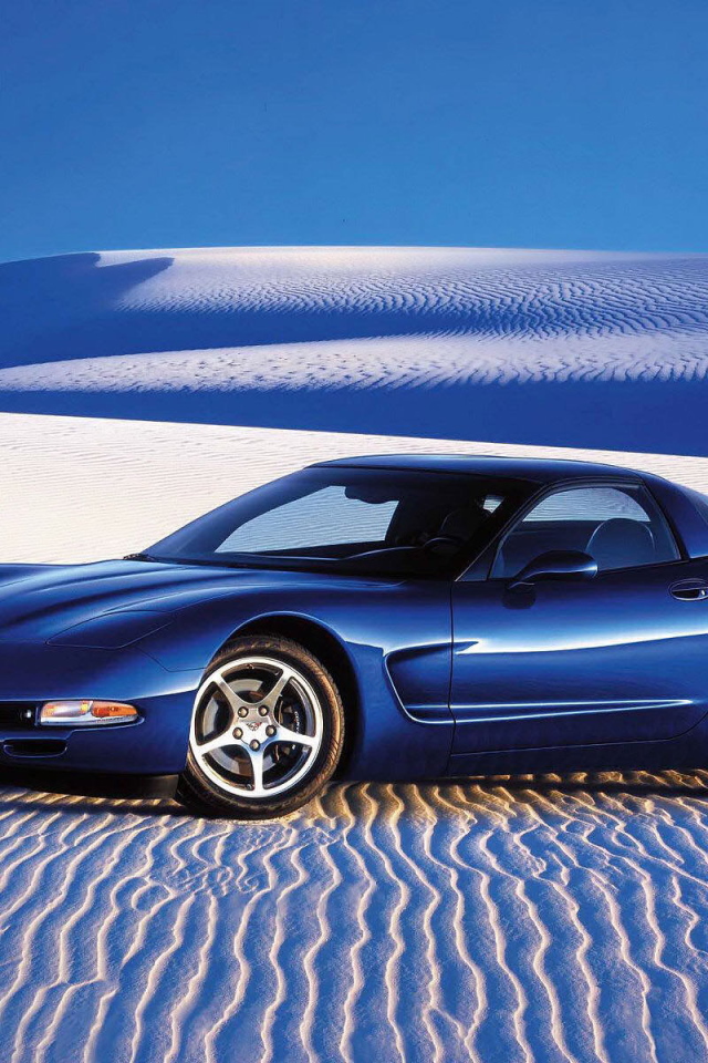 Синий спортивный автомобиль в пустыне