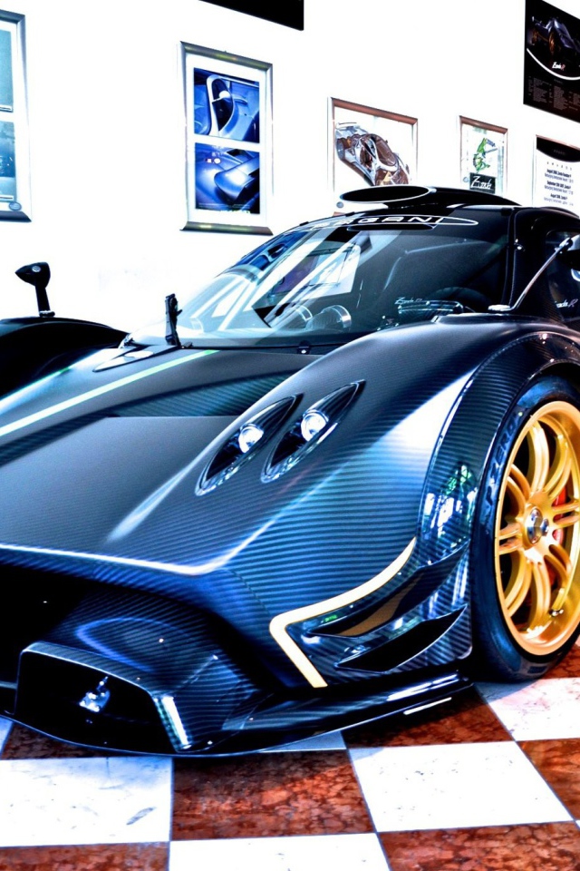Автомобиль Pagani в помещении
