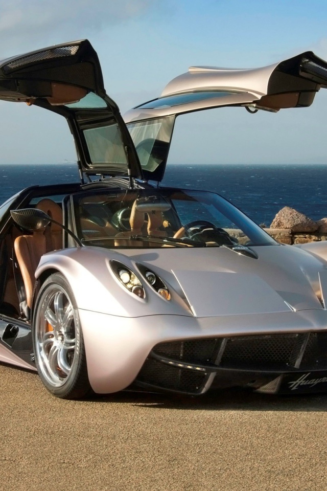 Авто Pagani на берегу моря