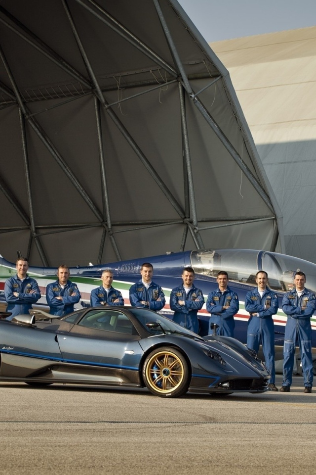 Команда пилотов с самолетом и автомобилем Pagani Zonda Tricolore