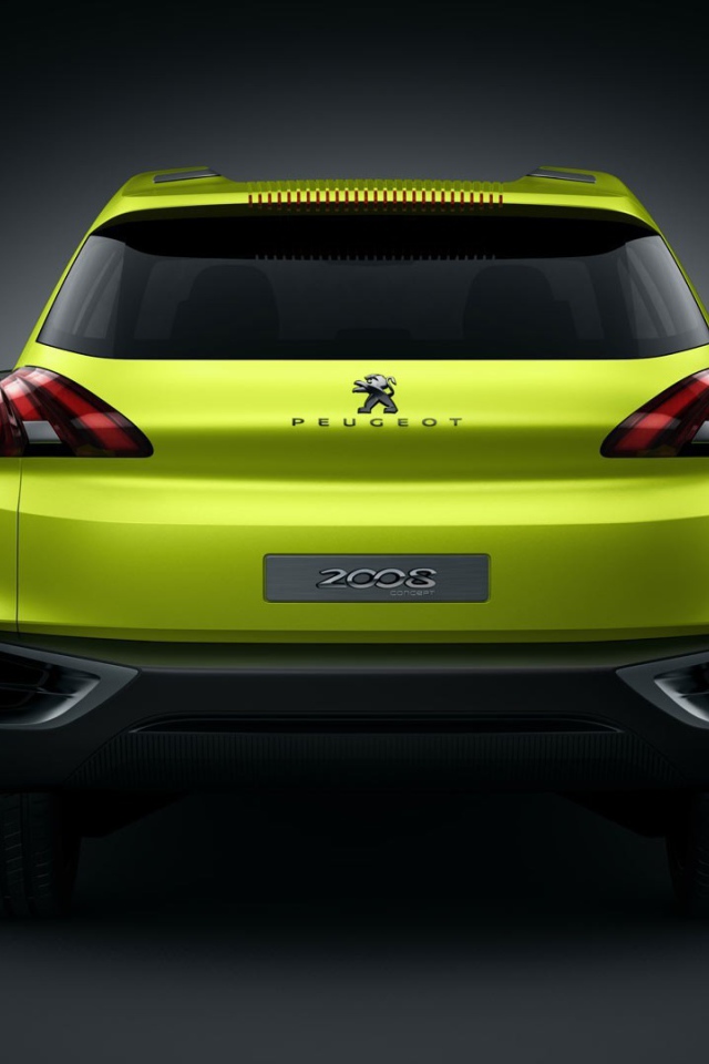 Вид сзади на желтый Peugeot 2008