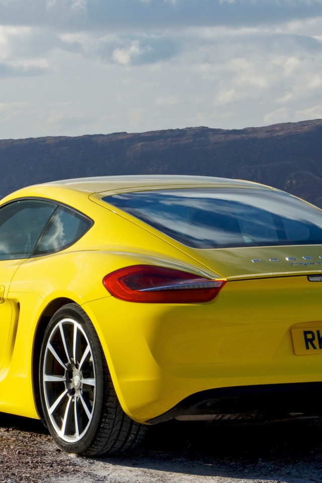 Красивый желтый Porsche в горах
