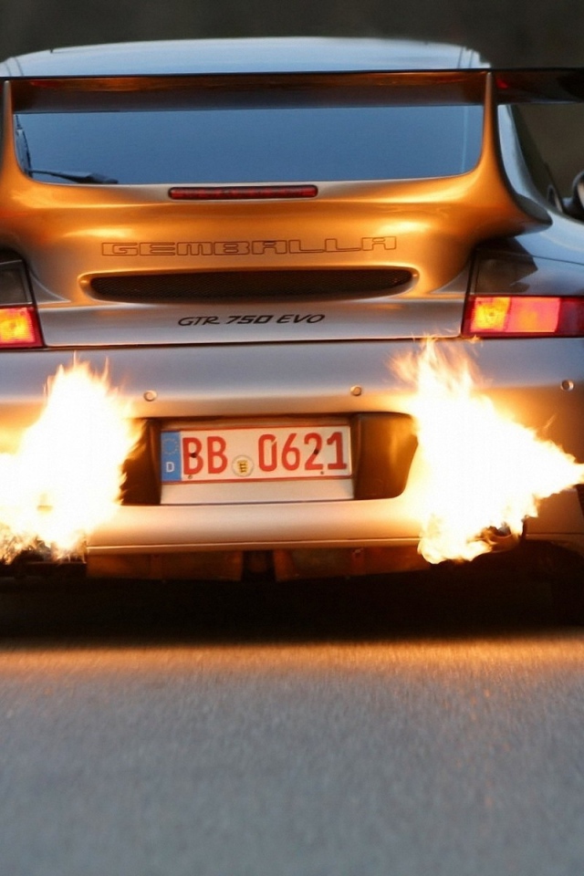 Пламя из выхлопной трубы автомобиля Porsche