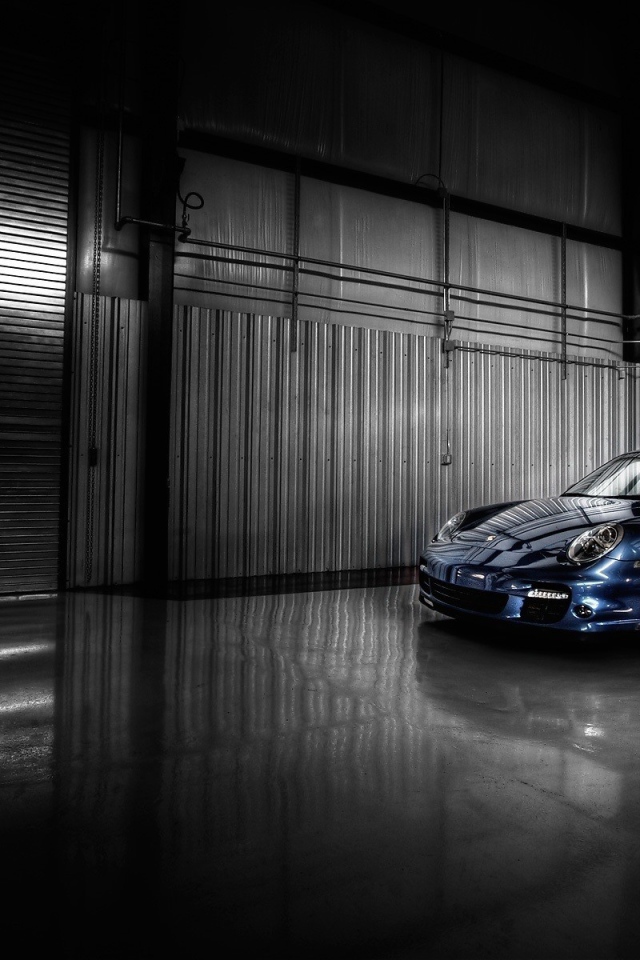 Порше 911 Турбо в железном ангаре