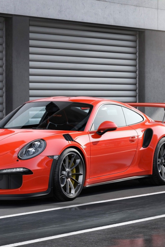 Красный Porsche 911 GT3 RS у ворот гаражей