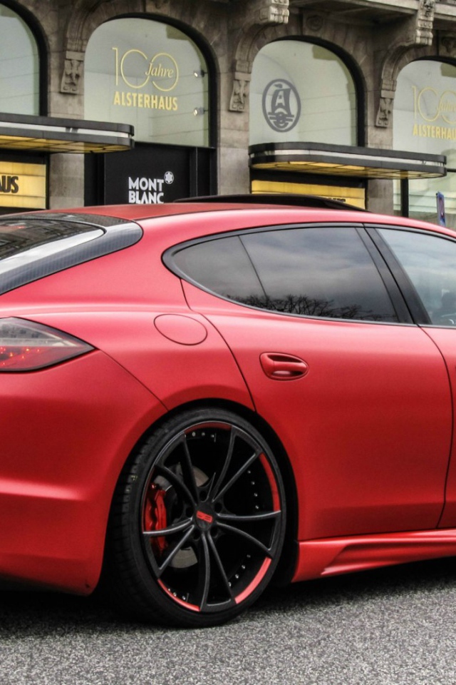 Красный автомобиль Porsche Panamera