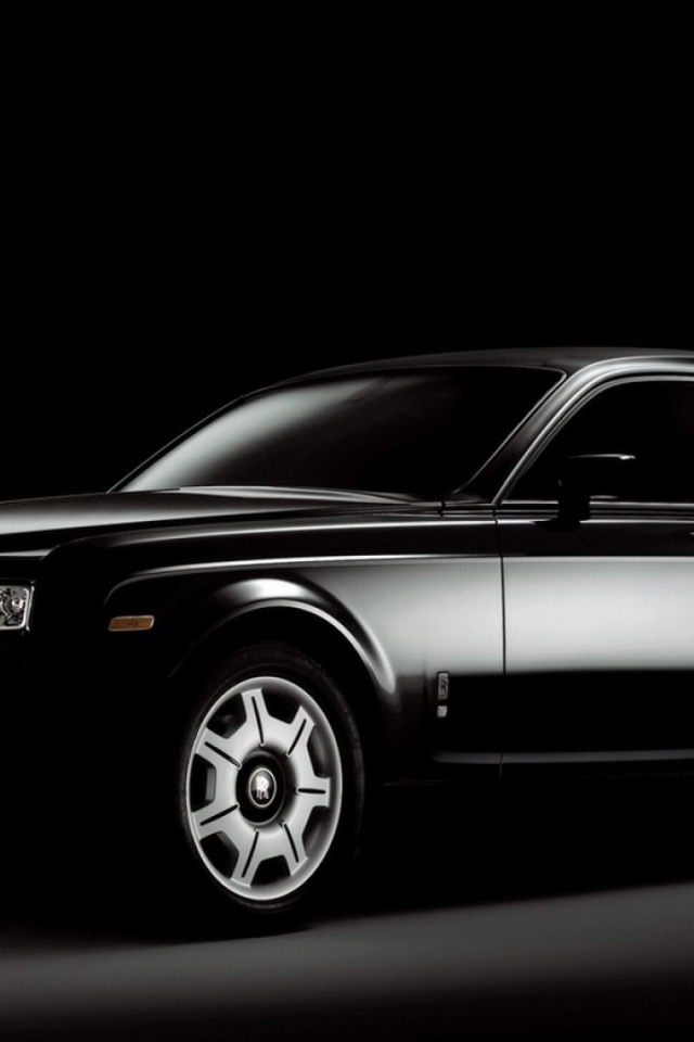 Черный Rolls-Royce Phantom на черном фоне