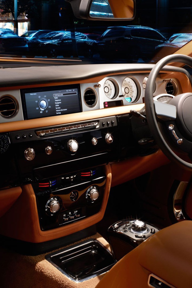 Руль справа в автомобиле Rolls-Royce Phantom