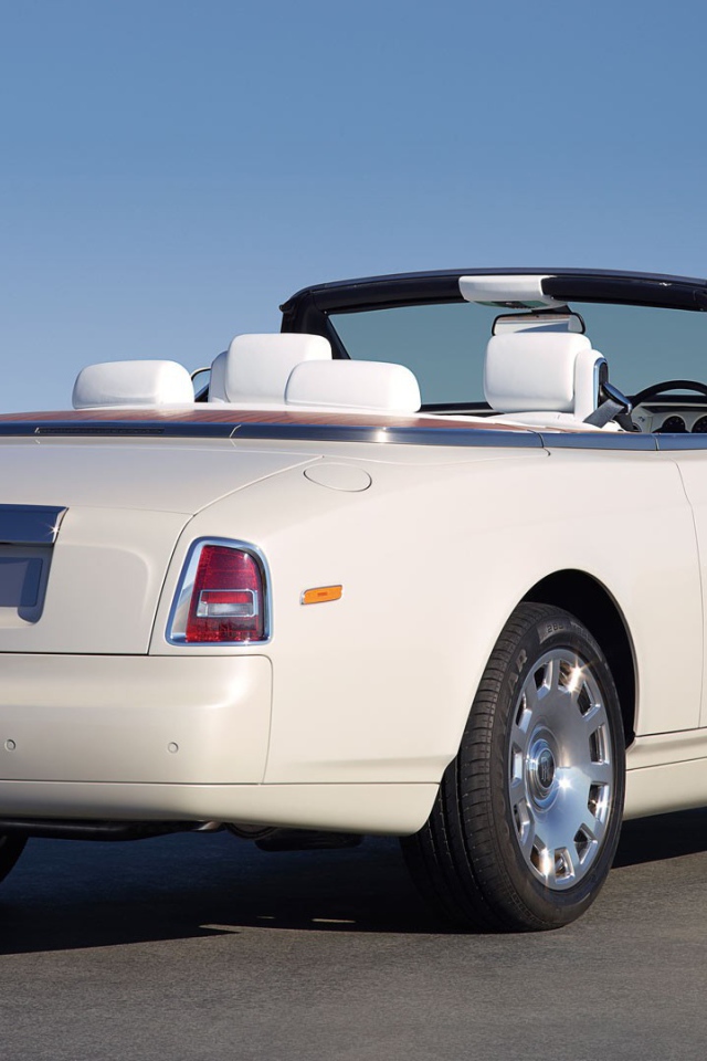 Белый кабриолет Rolls-Royce Phantom