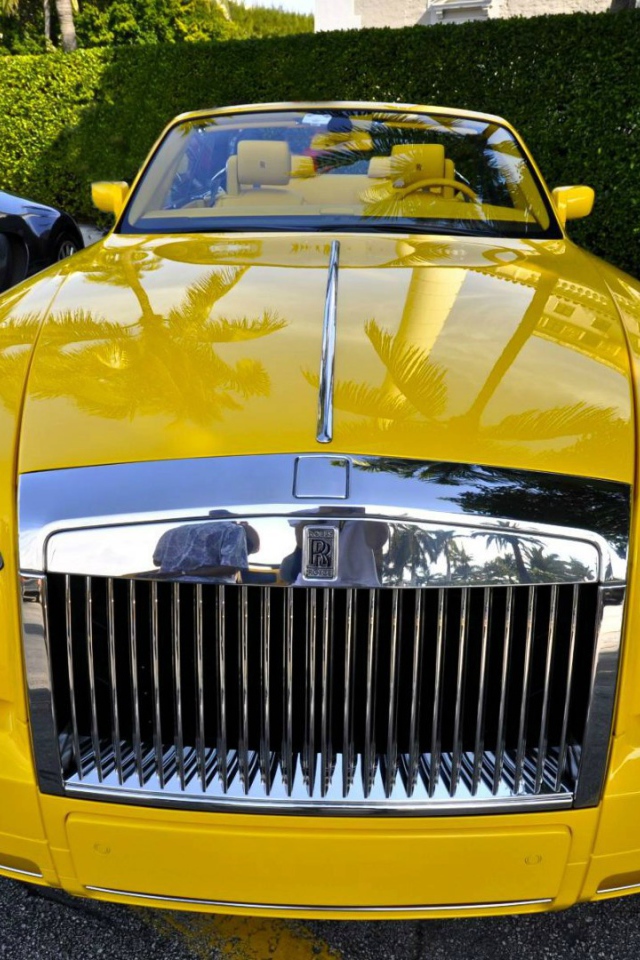 Желтый Rolls-Royce Phantom
