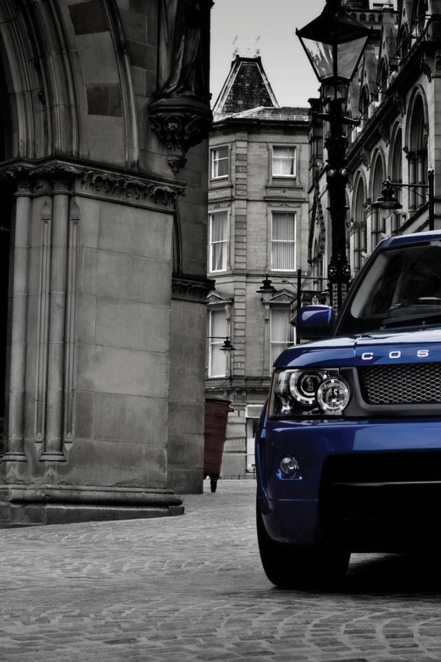 Мощный синий Range Rover