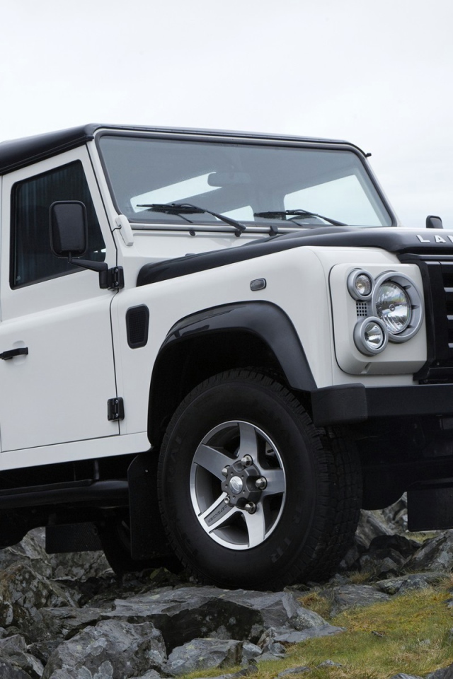 Белый внедорожник Land Rover в горах