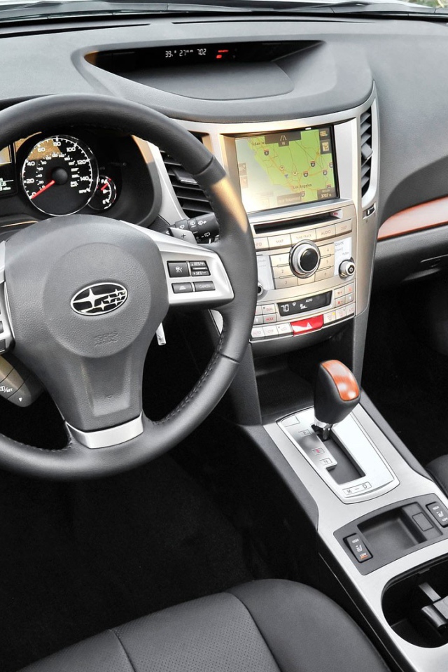 Черный салон авто Subaru Outback