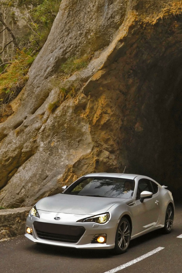 Автомобиль Subaru BRZ у тоннеля