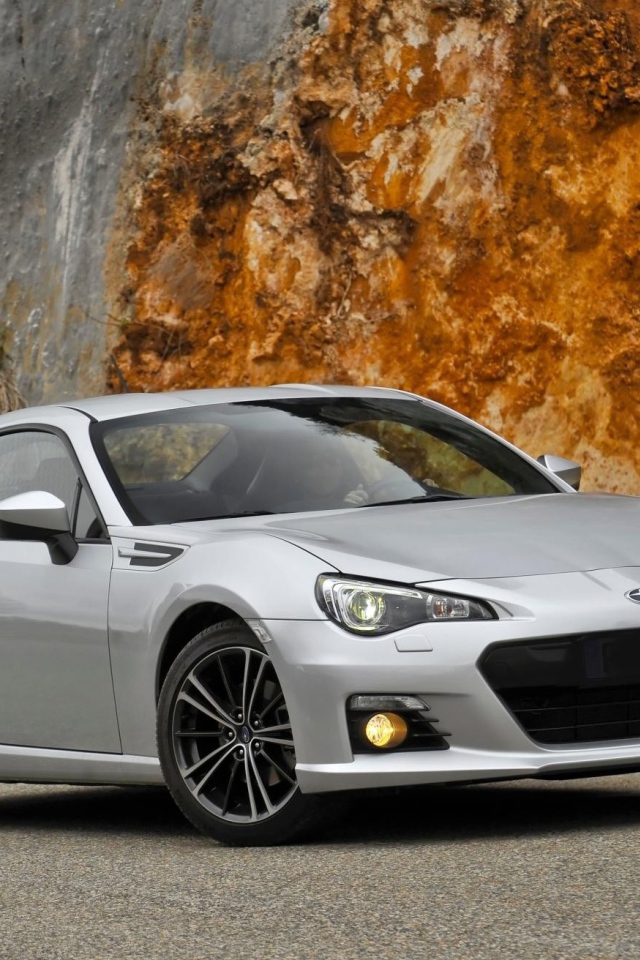 Серая Subaru BRZ у скалы