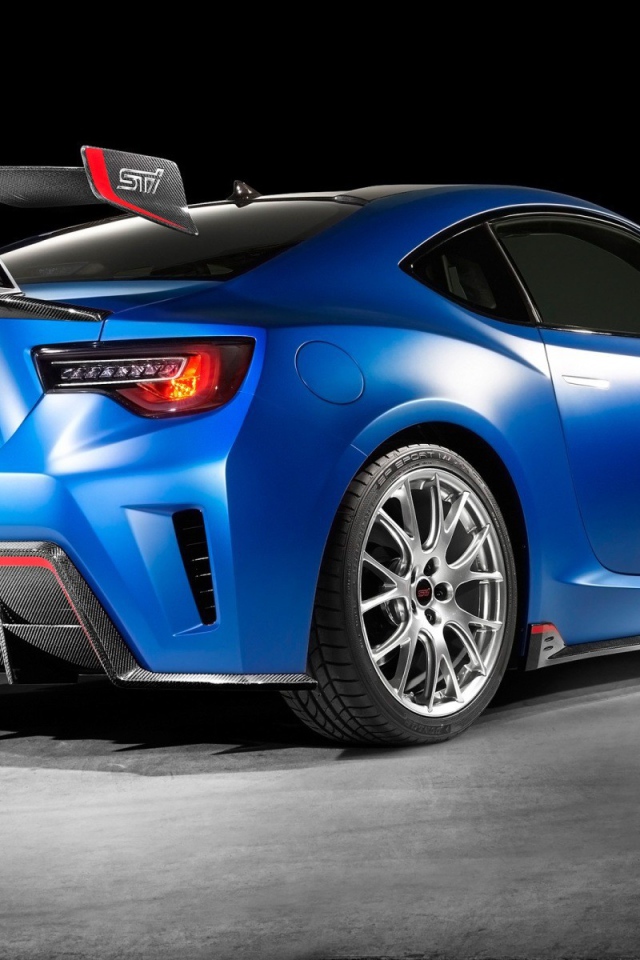 Вид сзади на голубой Subaru STI Performance
