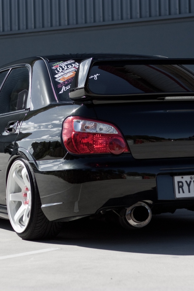 Вид сзади на черную Subaru Impreza WRX STi