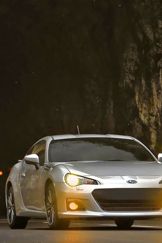 Серебристый Subaru BRZ выезжает из тоннеля