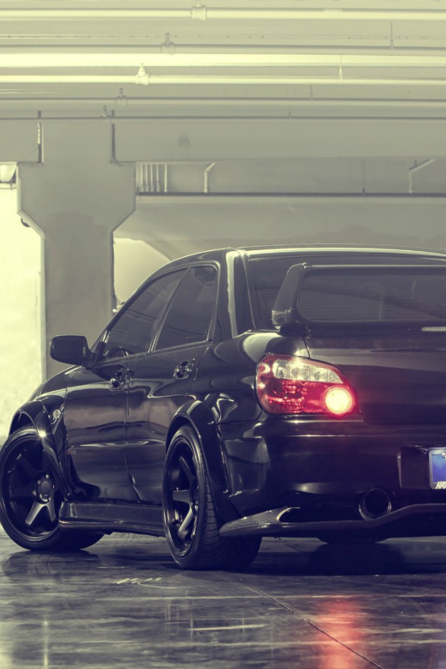 Subaru Impreza STI на стоянке