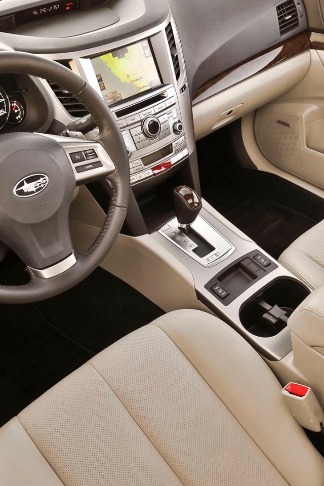 Белый салон Subaru Legacy