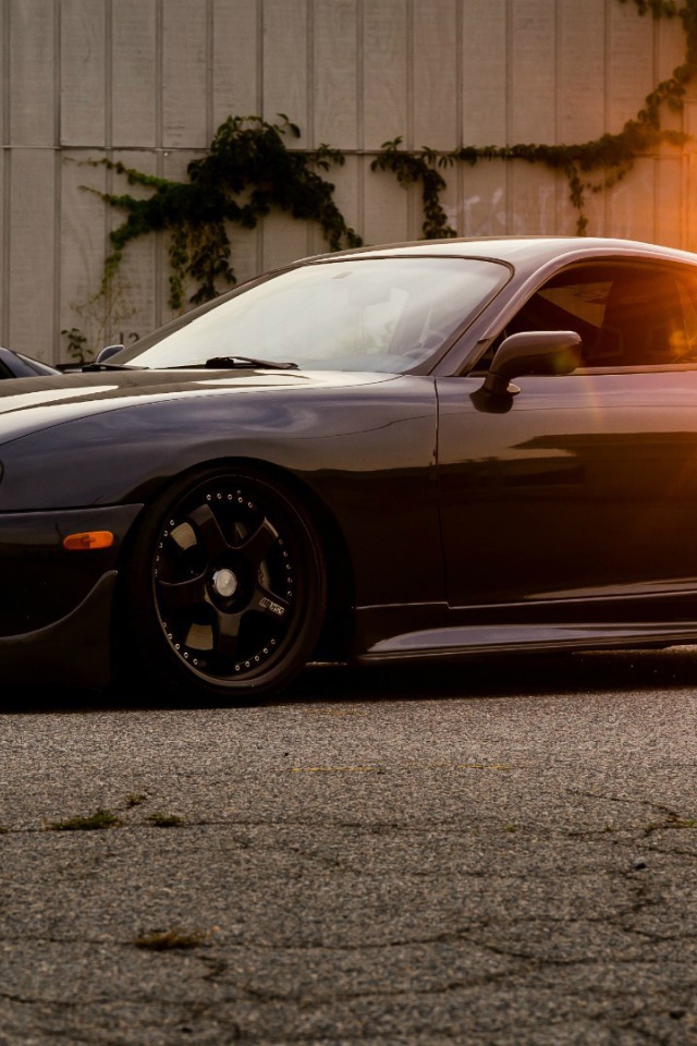 Черная Toyota Supra на фоне заката