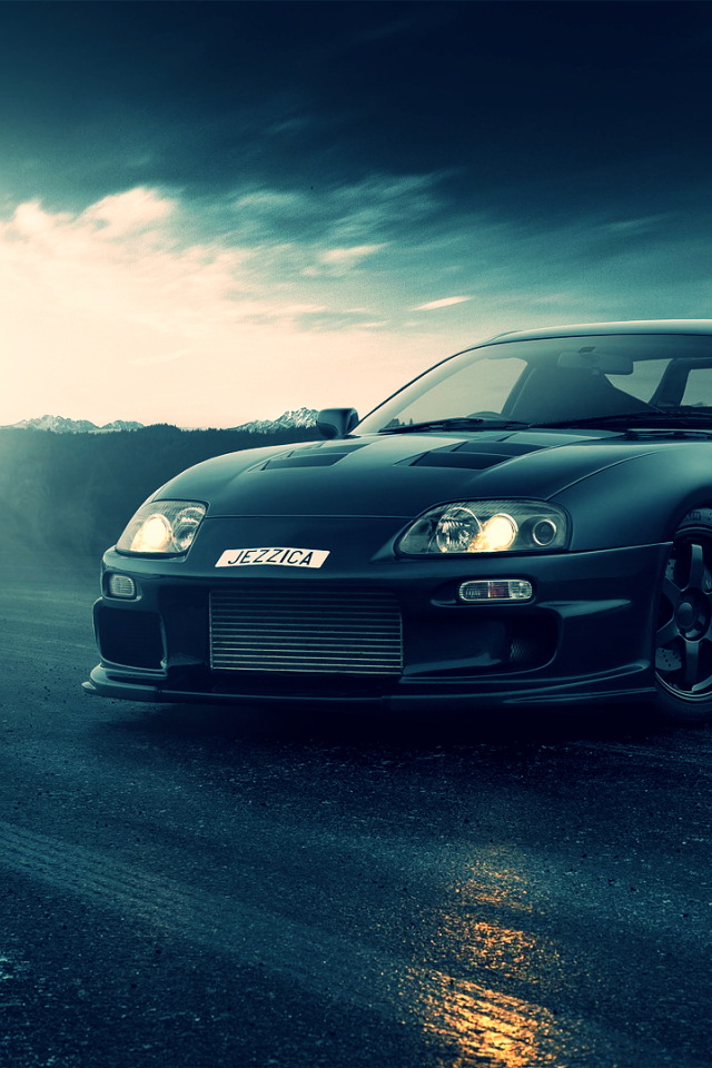Черная Toyota Supra на шоссе