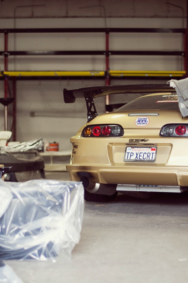 Коричневая Toyota Supra MK4 в гараже