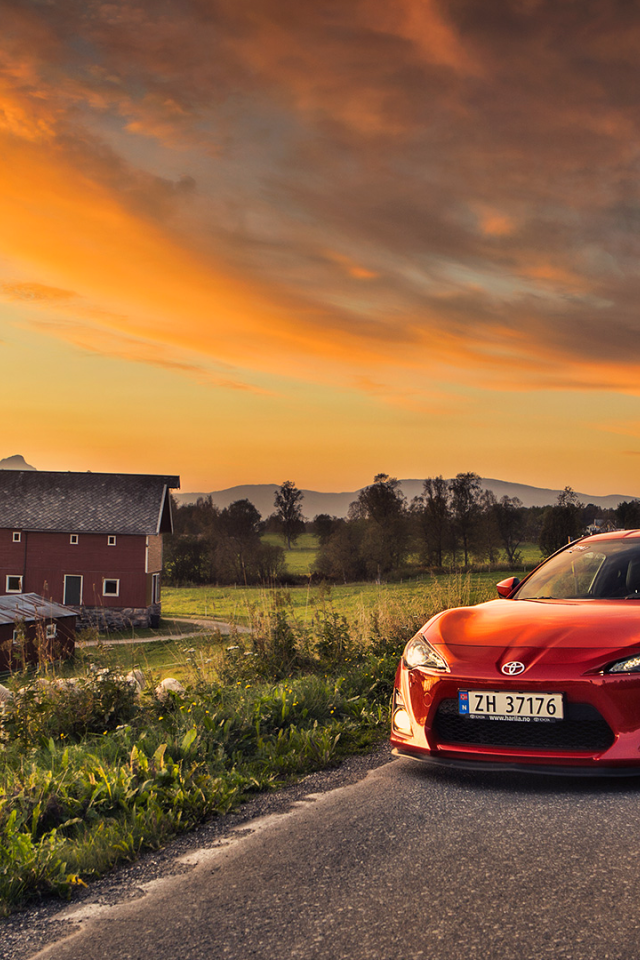 Красная Toyota GT86 на сельском шоссе